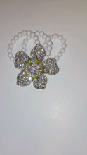 Load image into Gallery viewer, Womens Flower Rhinestone Stretch Bracelet with White Beads
